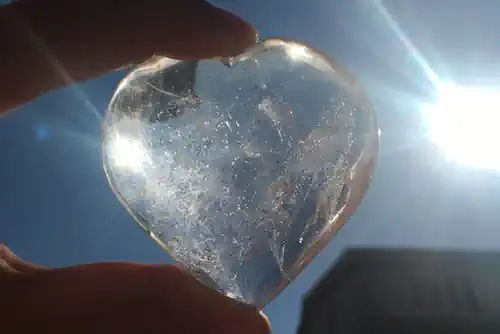 Cuore di cristallo al sole