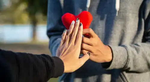 Mano spinge via cuore - essere respinti - allontanamento