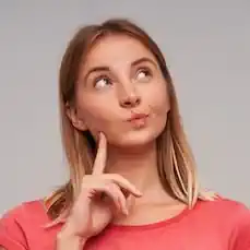 Ragazza bionda riflette