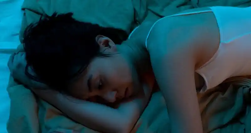 Ragazza triste letto luce verde